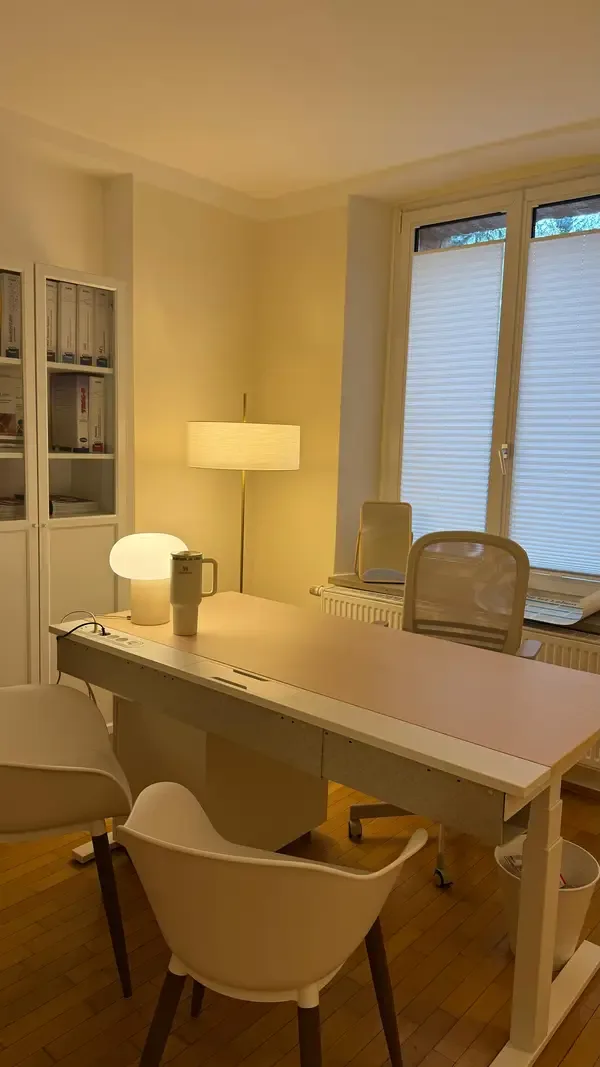 Heller Arbeitsplatz in der Praxis